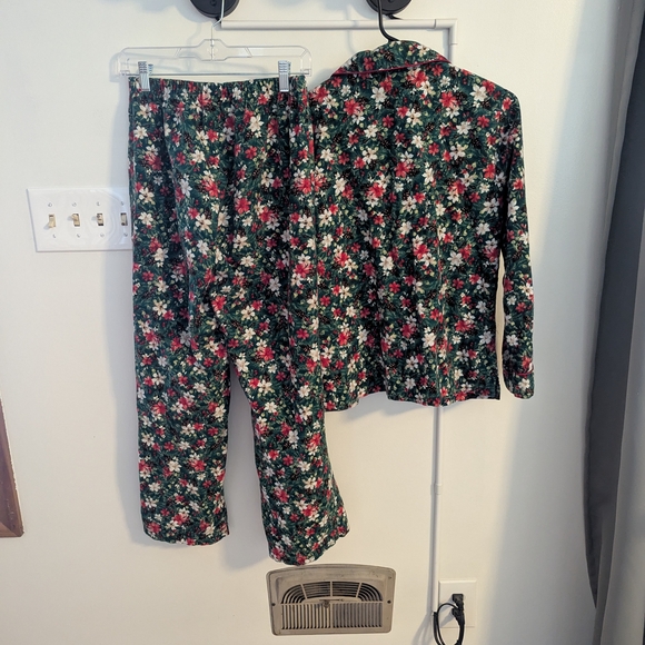Floral Pinecone Pajamas Set - Picture 5 of 9